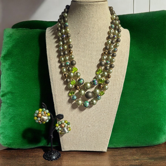 VINTAGE 3 strand iridescent bead & pearl necklace and matching clip on earrings - Picture 13 of 13